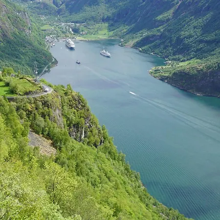 Solfjord Bed & Bistro Eidsdal